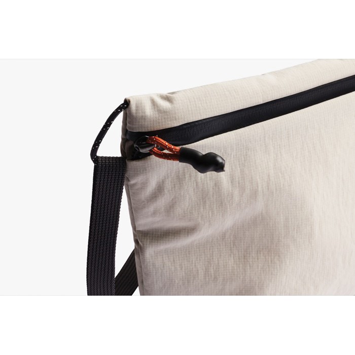 Bolsa bandolera espaciosa de RPET con asa ajustable 3,5L Bellroy color beige sexta vista Bolsa bandolera espaciosa de RPET con asa ajustable 3,5L Bellroy color beige sexta vista