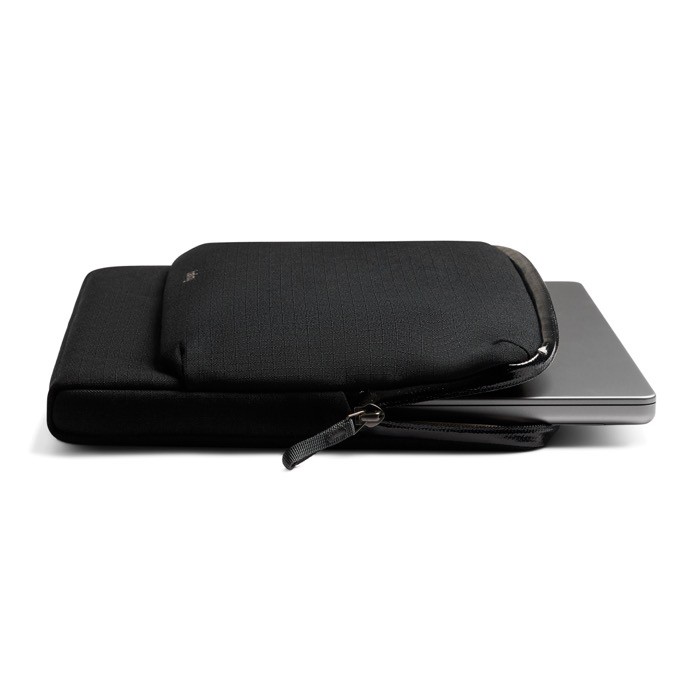 Funda de RPET impermeable con acolchado de espuma PC 16” Bellroy color negro quinta vista Funda de RPET impermeable con acolchado de espuma PC 16” Bellroy color negro quinta vista