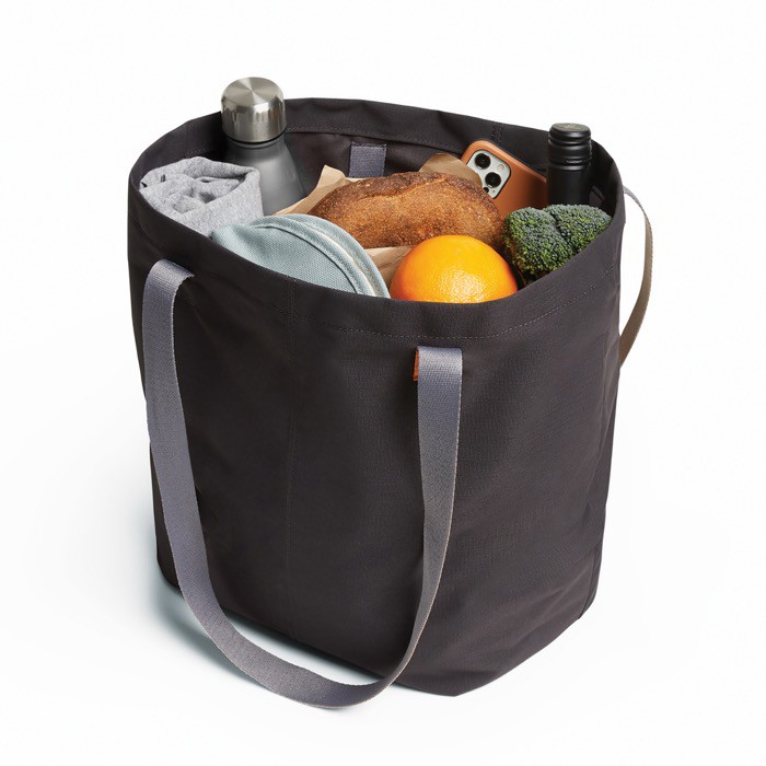 Bolsa tote con bolsillos interiores y capacidad de 15L Bellroy color negro tercera vista