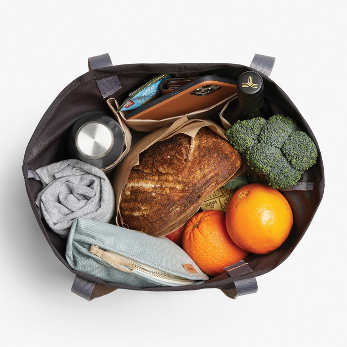 Bolsa tote con bolsillos interiores y capacidad de 15L Bellroy color negro sexta vista