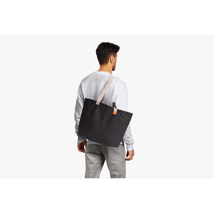 Bolsa tote con bolsillos interiores y capacidad de 15L Bellroy color negro octava vista