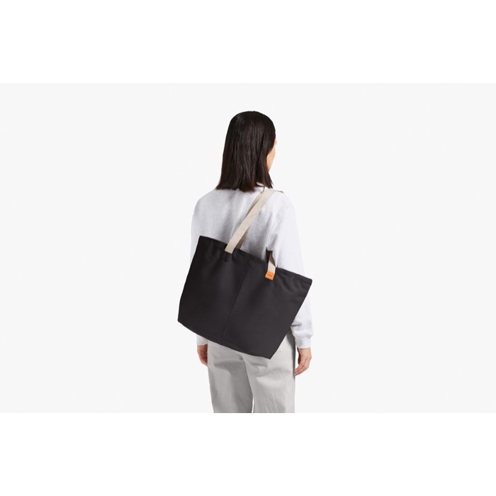 Bolsa tote con bolsillos interiores y capacidad de 15L Bellroy color negro novena vista