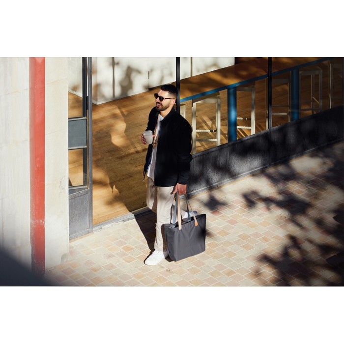 Bolsa tote con bolsillos interiores y capacidad de 15L Bellroy color negro vista de ambiente