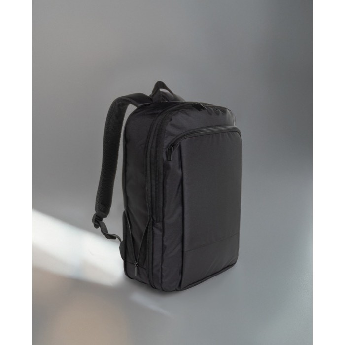 Mochila ultradelgada en RPET con diseño expandible 15.6” color negro vista de ambiente