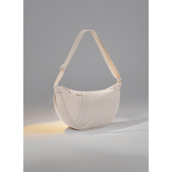 Bolsa bandolera XL en RPET con bolsillo exterior y correa ajustable color beige vista de ambiente