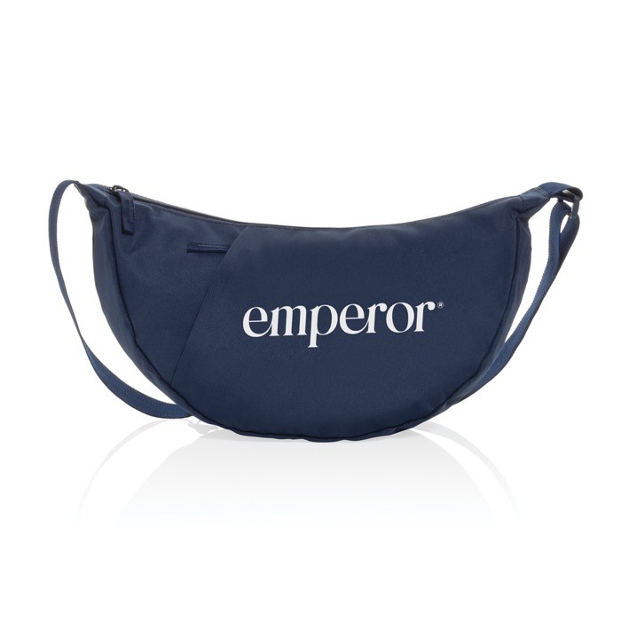 Bolsa bandolera XL en RPET con bolsillo exterior y correa ajustable color azul marino vista con logo