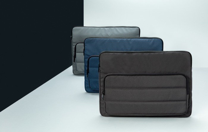 Funda para portátil con bolsillo lateral color gris oscuro vista de ambiente Funda para portátil con bolsillo lateral color gris oscuro vista de ambiente