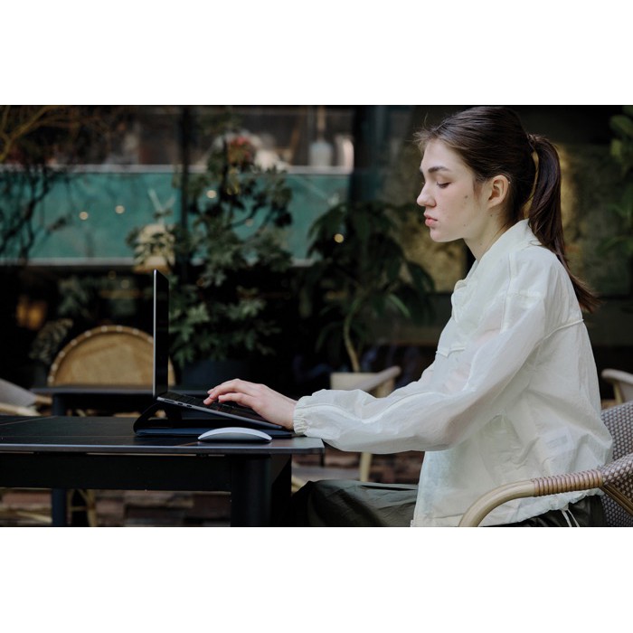 Funda de portátil reciclada con soporte de inclinación de 4 cm 14” color negro vista de ambiente