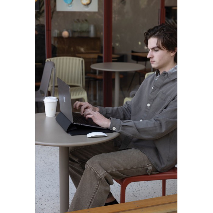 Funda de portátil reciclada con soporte de inclinación de 4 cm 14” color negro vista de ambiente 4