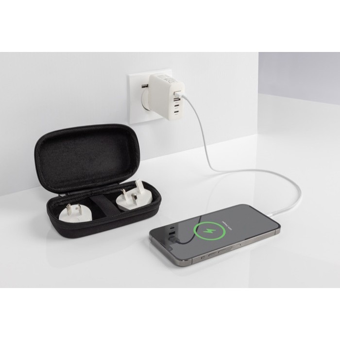 Cargador de viaje multiregional con bolsa de viaje incorporada color blanco vista de ambiente Cargador de viaje multiregional con bolsa de viaje incorporada color blanco vista de ambiente