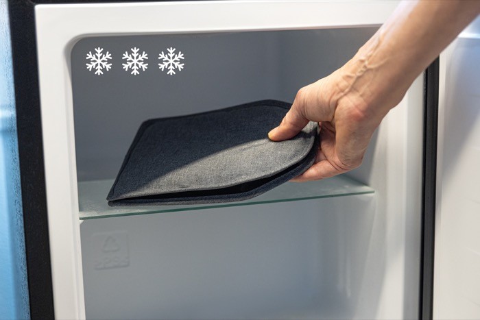 Funda enfriadora de RPET para botellas de vino en varios colores color gris vista de ambiente Funda enfriadora de RPET para botellas de vino en varios colores color gris vista de ambiente