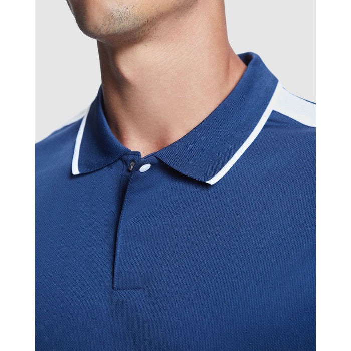 Polo de poliéster de manga corta para hombre bicolor 140 g/m2 Roly color azul real imagen de estilo de vida 2 Polo de poliéster de manga corta para hombre bicolor 140 g/m2 Roly color azul real imagen de estilo de vida 2