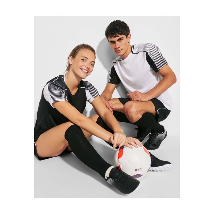 Conjunto deportivo de poliéster unisex con 2 camisetas 140 g/m2 Roly color verde imagen de estilo de vida