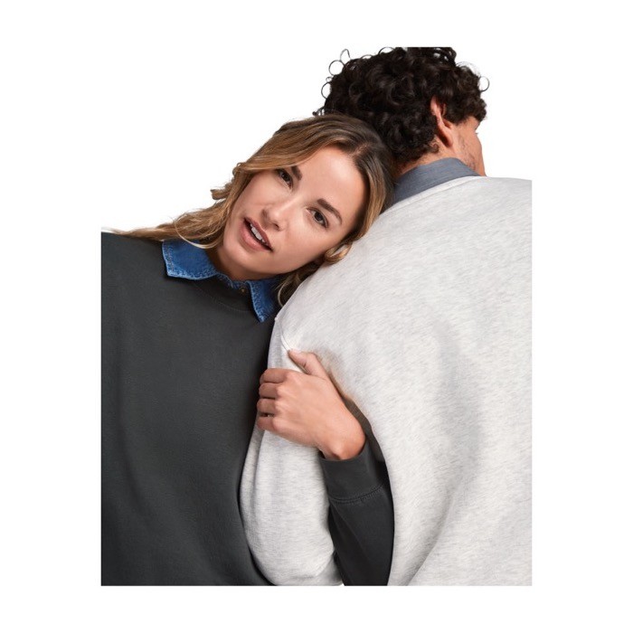 Jersey unisex de algodón y poliéster en punto 280 g/m2 Roly color amarillo imagen de estilo de vida 2