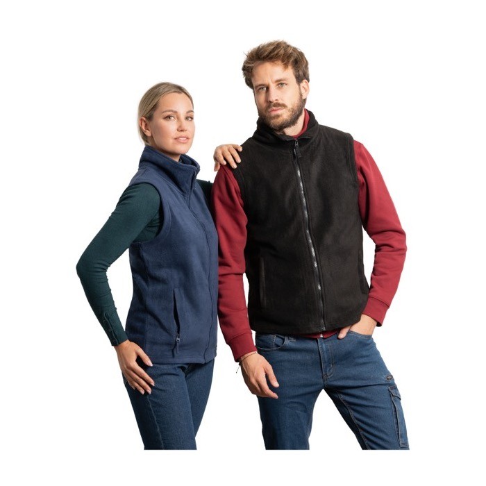 Chaleco polar unisex de 100% poliéster con cuello pollo 300 g/m2 Roly color azul marino imagen de estilo de vida 2 Chaleco polar unisex de 100% poliéster con cuello pollo 300 g/m2 Roly color azul marino imagen de estilo de vida 2