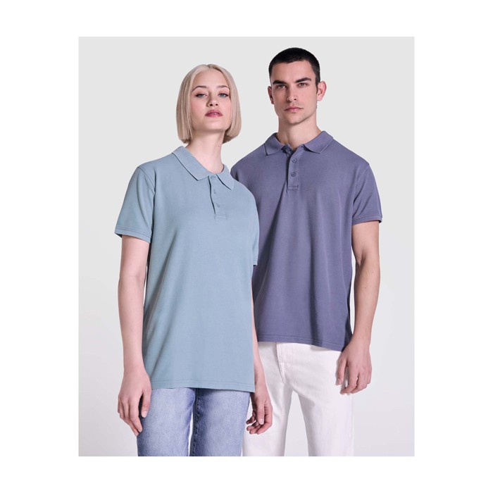 Polo unisex de manga corta con acabado lavado 200 g/m2 Roly Cobain color amarillo imagen de estilo de vida 2 Polo unisex de manga corta con acabado lavado 200 g/m2 Roly Cobain color amarillo imagen de estilo de vida 2