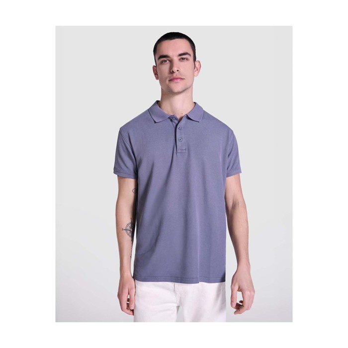 Polo unisex de manga corta con acabado lavado 200 g/m2 Roly Cobain color verde oscuro imagen de estilo de vida Polo unisex de manga corta con acabado lavado 200 g/m2 Roly Cobain color verde oscuro imagen de estilo de vida