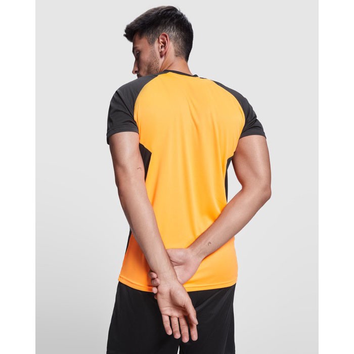 Camiseta deportiva unisex en manga corta de poliéster 140 g/m2 Roly color naranja imagen de estilo de vida