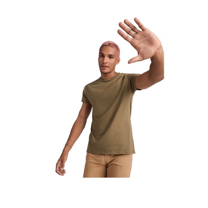 Camiseta de algodón orgánico de punto para hombre 175 g/m2 Roly color amarillo imagen de estilo de vida Camiseta de algodón orgánico de punto para hombre 175 g/m2 Roly color amarillo imagen de estilo de vida