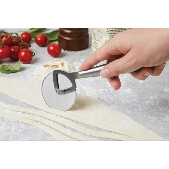 Cortador de pizza de acero inoxidable de alta calidad Boska color plateado brillante vista de ambiente Cortador de pizza de acero inoxidable de alta calidad Boska color plateado brillante vista de ambiente