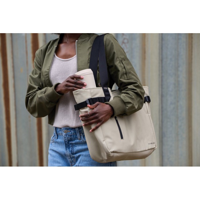 Taza térmica en acero reciclado con tapa 360° y 354 ml Topl To Go color blanco vista de ambiente