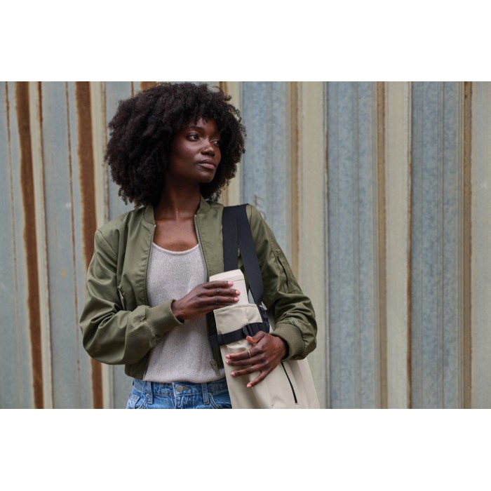 Taza térmica en acero reciclado con tapa 360° y 354 ml Topl To Go color blanco vista de ambiente 2