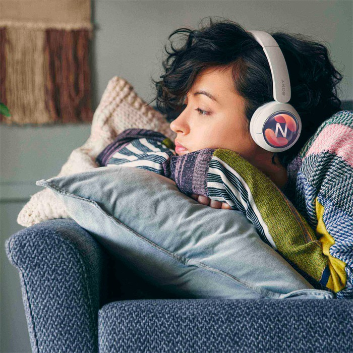 Auriculares Sony WH-CH520 elegantes con conexión inalámbrica color blanco vista retrato