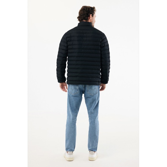Chaqueta acolchada de poliéster reciclado hombre casual fit 70 g/m2 IQONIQ Maiko color negro cuarta vista con modelo