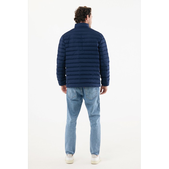 Chaqueta acolchada de poliéster reciclado hombre casual fit 70 g/m2 IQONIQ Maiko color azul marino cuarta vista con modelo