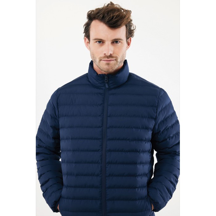 Chaqueta acolchada de poliéster reciclado hombre casual fit 70 g/m2 IQONIQ Maiko color azul marino quinta vista con modelo
