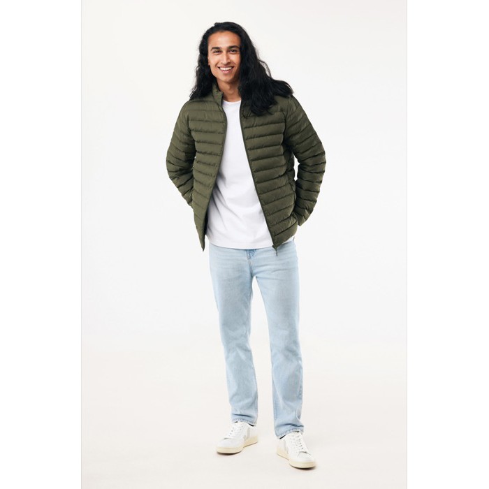Chaqueta acolchada de poliéster reciclado hombre casual fit 70 g/m2 IQONIQ Maiko color caqui vista con modelo