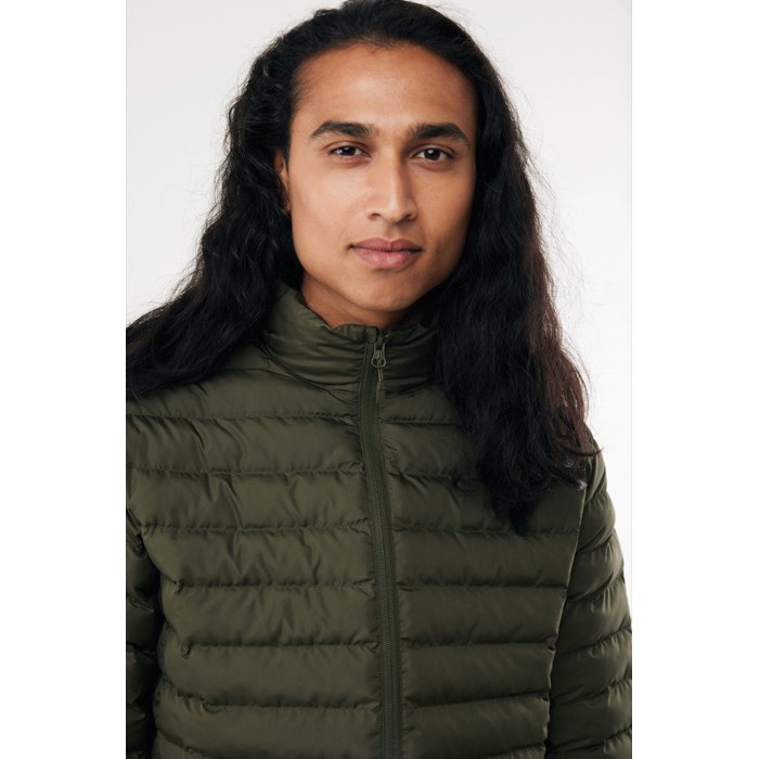 Chaqueta acolchada de poliéster reciclado hombre casual fit 70 g/m2 IQONIQ Maiko color caqui quinta vista con modelo