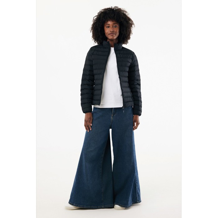 Chaqueta acolchada de poliéster reciclado mujer casual fit 70 g/m2 IQONIQ Maiko color negro vista con modelo