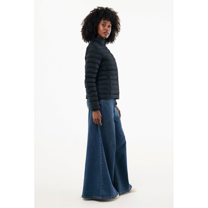 Chaqueta acolchada de poliéster reciclado mujer casual fit 70 g/m2 IQONIQ Maiko color negro tercera vista con modelo