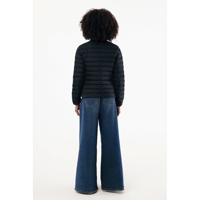 Chaqueta acolchada de poliéster reciclado mujer casual fit 70 g/m2 IQONIQ Maiko color negro cuarta vista con modelo