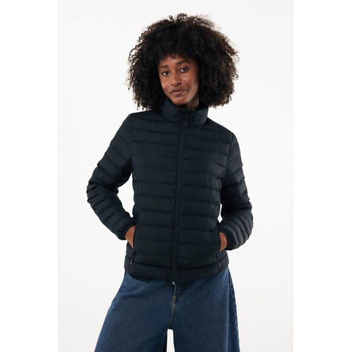 Chaqueta acolchada de poliéster reciclado mujer casual fit 70 g/m2 IQONIQ Maiko color negro quinta vista con modelo