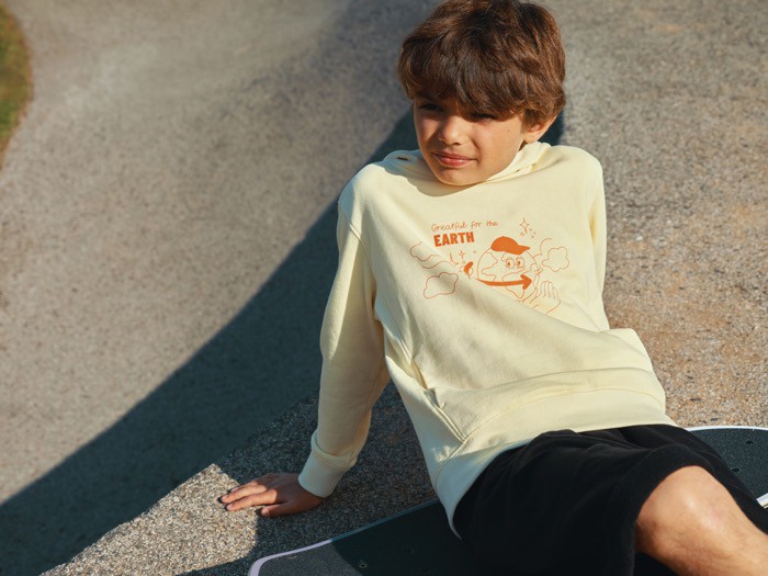 Sudadera infantil de algodón recicladocon capucha 280 g/m2 Iqoniq color amarillo claro vista de ambiente Sudadera infantil de algodón recicladocon capucha 280 g/m2 Iqoniq color amarillo claro vista de ambiente