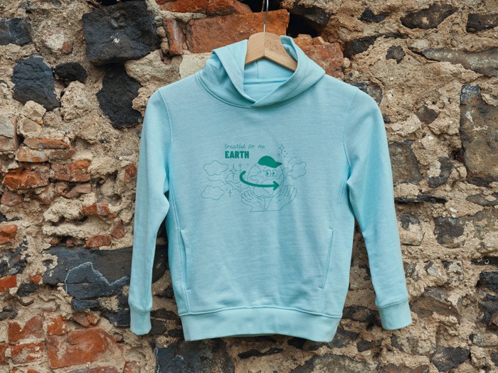 Sudadera infantil de algodón recicladocon capucha 280 g/m2 Iqoniq color verde menta vista de ambiente Sudadera infantil de algodón recicladocon capucha 280 g/m2 Iqoniq color verde menta vista de ambiente