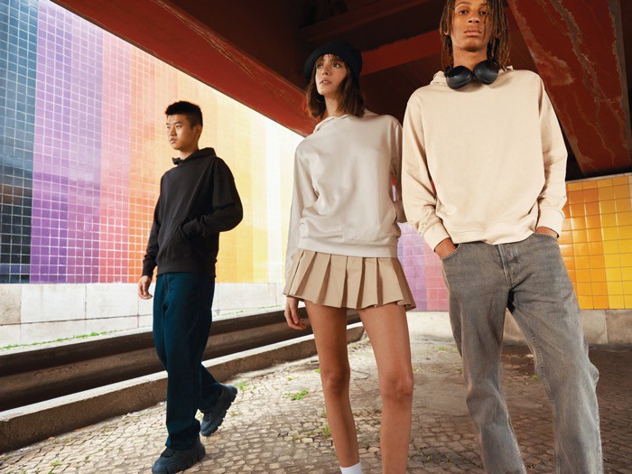 Sudadera unisex con capucha de algodón reciclado 280 g/m2 Iqoniq color marrón claro vista de ambiente Sudadera unisex con capucha de algodón reciclado 280 g/m2 Iqoniq color marrón claro vista de ambiente