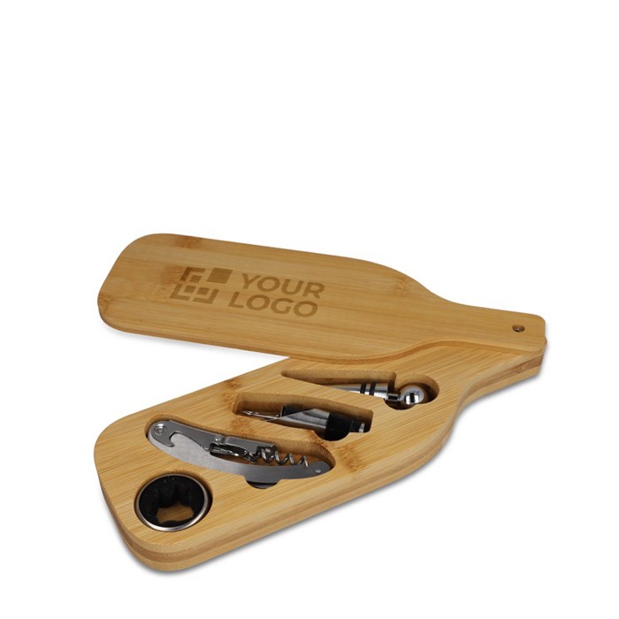 Caja de madera en forma de botella con utensilios para el vino vista principal Caja de madera en forma de botella con utensilios para el vino vista principal