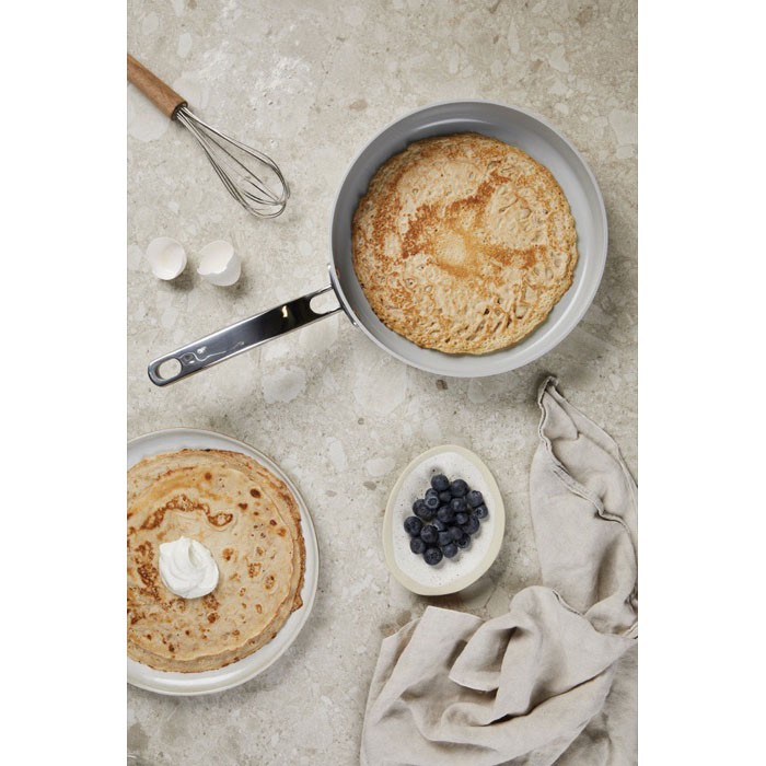 Sartén de aluminio reciclado con revestimento de cerámica 27cm color beige vista de ambiente Sartén de aluminio reciclado con revestimento de cerámica 27cm color beige vista de ambiente