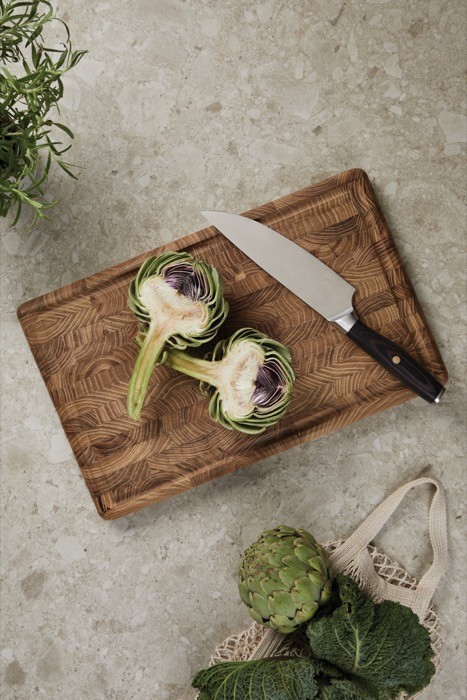 Cuchillo de acero inoxidable reciclado y madera con hoja de 21cm color plateado vista de ambiente Cuchillo de acero inoxidable reciclado y madera con hoja de 21cm color plateado vista de ambiente