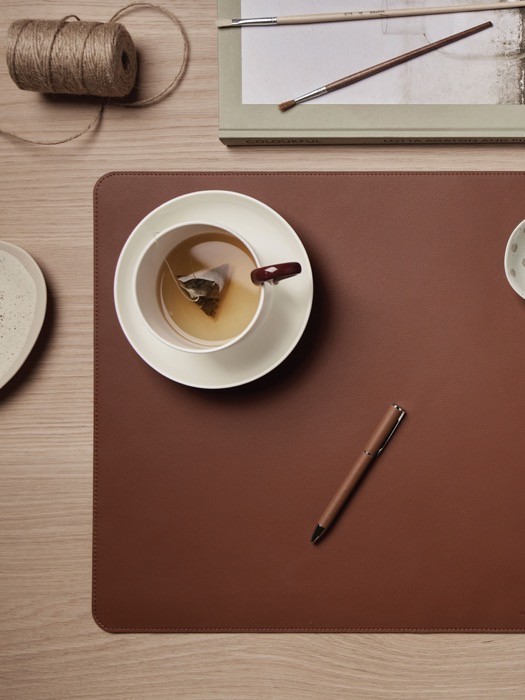 Alfombrilla de escritorio de cuero sintético y poliéster reciclado color marrón vista de ambiente