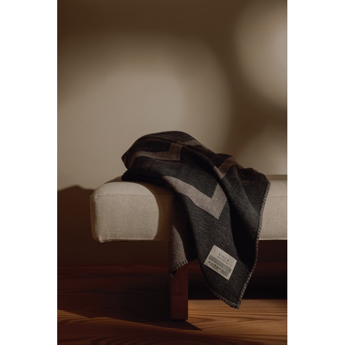 Manta elegante en poliéster reciclado con tacto suave y cálido 260 g/m2 color gris vista de ambiente