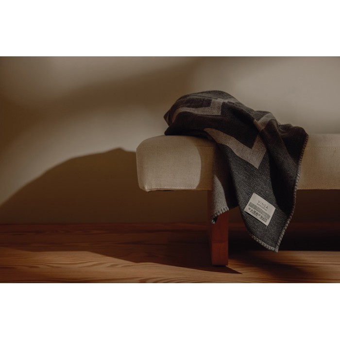 Manta elegante en poliéster reciclado con tacto suave y cálido 260 g/m2 color gris vista de ambiente 2