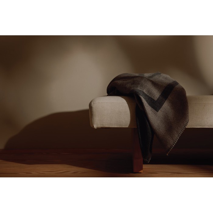 Manta elegante en poliéster reciclado con tacto suave y cálido 260 g/m2 color gris vista de ambiente 3