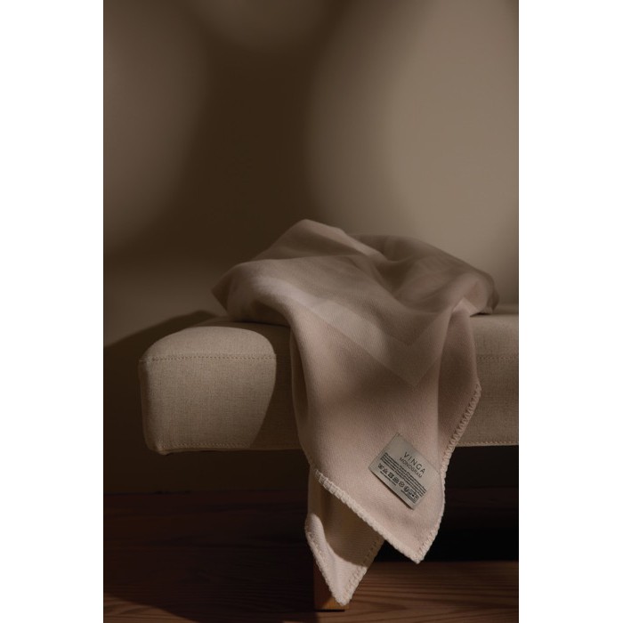 Manta elegante en poliéster reciclado con tacto suave y cálido 260 g/m2 color blanco roto vista de ambiente