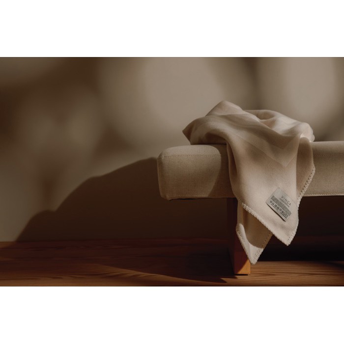 Manta elegante en poliéster reciclado con tacto suave y cálido 260 g/m2 color blanco roto vista de ambiente 2