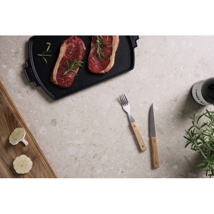 Set de cubiertos de acero inoxidable de 8 piezas para barbacoa color marrón vista de ambiente Set de cubiertos de acero inoxidable de 8 piezas para barbacoa color marrón vista de ambiente