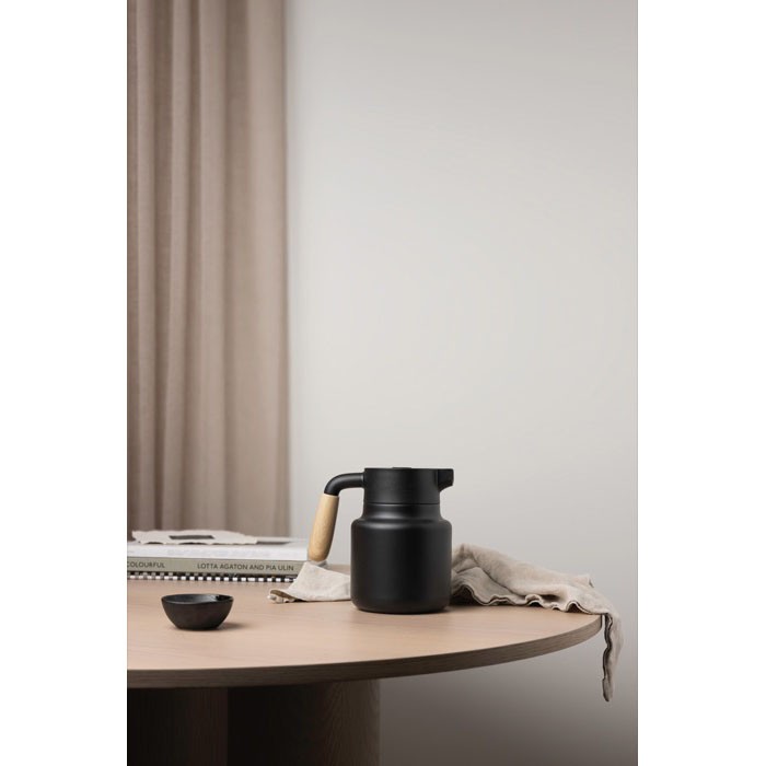 Jarra térmica de acero inoxidable reciclado con tapa antigoteo 1,2L color negro vista de ambiente Jarra térmica de acero inoxidable reciclado con tapa antigoteo 1,2L color negro vista de ambiente